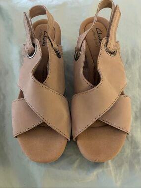 New Clarks tan platform sandals